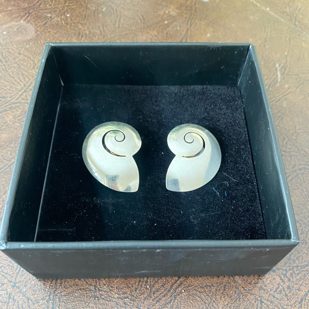 Sterling Silver Shell shaped earrings, made in MEXICO